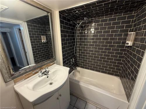 24 Somerset Avenue, Hamilton, ON - Indoor Photo Showing Bathroom
