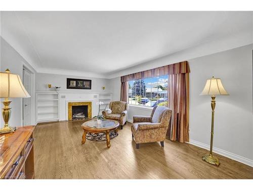 31 Lower Horning Road, Hamilton, ON - Indoor Photo Showing Living Room With Fireplace