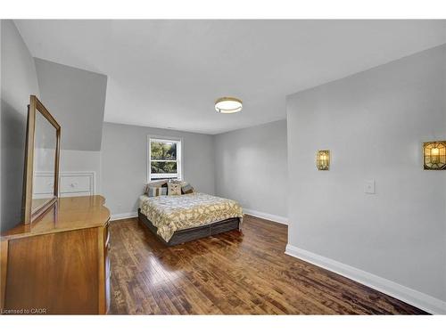 31 Lower Horning Road, Hamilton, ON - Indoor Photo Showing Bedroom