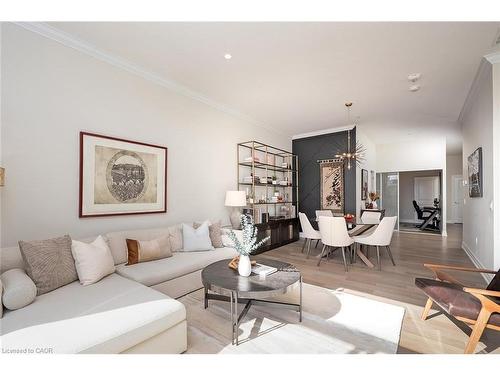 202-1878 Gordon Street, Guelph, ON - Indoor Photo Showing Living Room