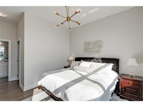 202-1878 Gordon Street, Guelph, ON - Indoor Photo Showing Bedroom