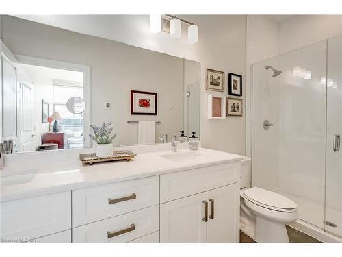 202-1878 Gordon Street, Guelph, ON - Indoor Photo Showing Bathroom