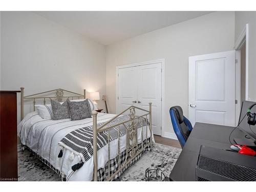 202-1878 Gordon Street, Guelph, ON - Indoor Photo Showing Bedroom