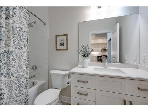 202-1878 Gordon Street, Guelph, ON - Indoor Photo Showing Bathroom