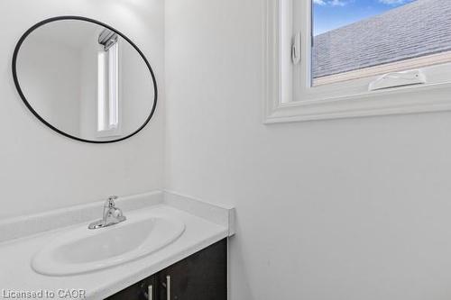 37 Delena Avenue S, Hamilton, ON - Indoor Photo Showing Bathroom