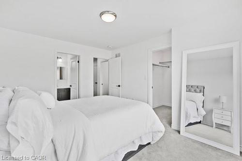 37 Delena Avenue S, Hamilton, ON - Indoor Photo Showing Bedroom