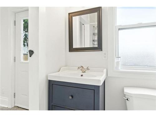 12 Francis Street, Hamilton, ON - Indoor Photo Showing Bathroom