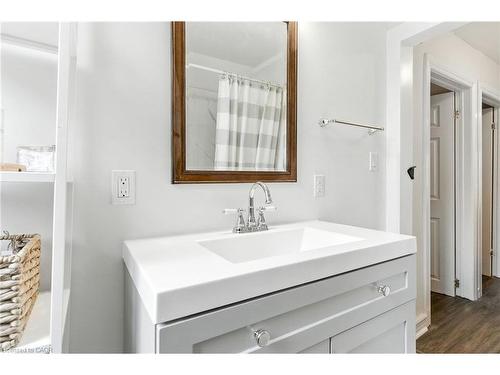 12 Francis Street, Hamilton, ON - Indoor Photo Showing Bathroom