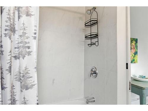 12 Francis Street, Hamilton, ON - Indoor Photo Showing Bathroom