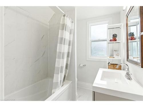 12 Francis Street, Hamilton, ON - Indoor Photo Showing Bathroom
