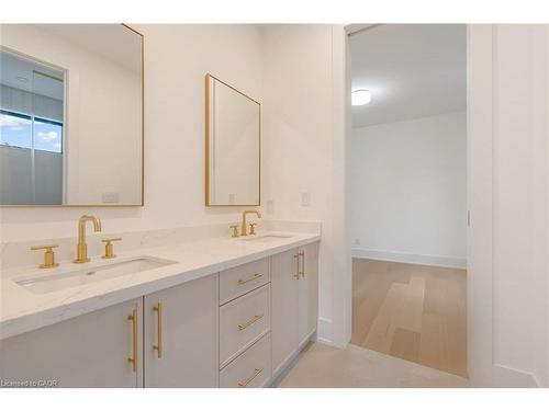 144 Mansfield Drive, Oakville, ON - Indoor Photo Showing Bathroom