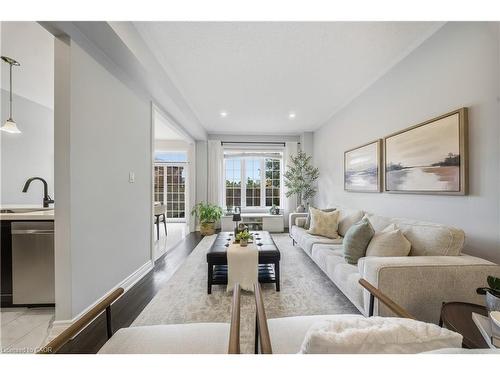 8 Summerberry Way, Hamilton, ON - Indoor Photo Showing Living Room