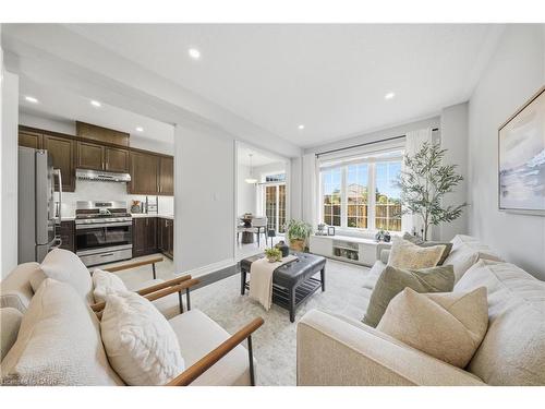 8 Summerberry Way, Hamilton, ON - Indoor Photo Showing Living Room