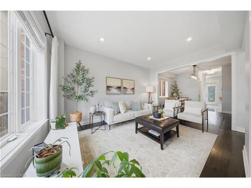 8 Summerberry Way, Hamilton, ON - Indoor Photo Showing Living Room
