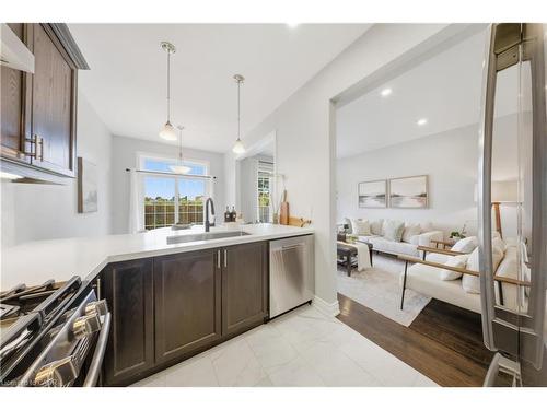 8 Summerberry Way, Hamilton, ON - Indoor Photo Showing Kitchen With Upgraded Kitchen