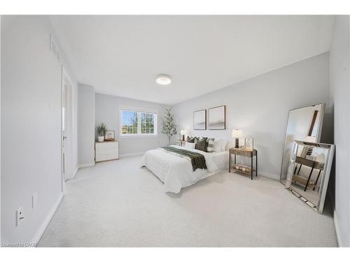 8 Summerberry Way, Hamilton, ON - Indoor Photo Showing Bedroom