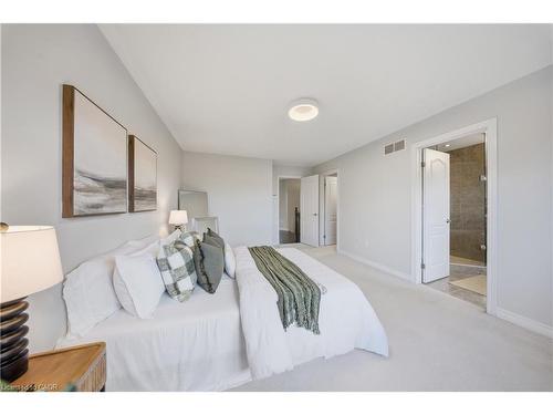 8 Summerberry Way, Hamilton, ON - Indoor Photo Showing Bedroom