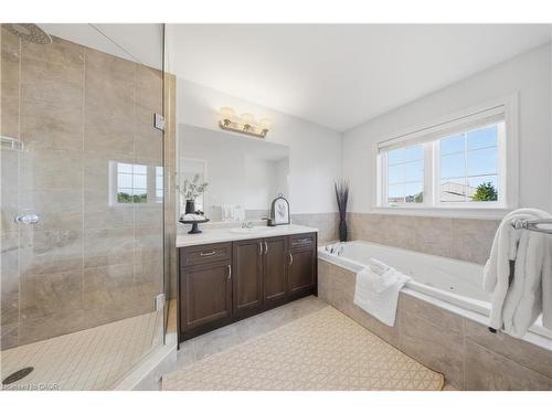 8 Summerberry Way, Hamilton, ON - Indoor Photo Showing Bathroom