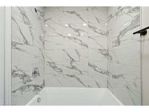 3-489 Cannon Street E, Hamilton, ON - Indoor Photo Showing Bathroom