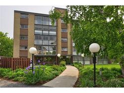 404-400 Champlain Boulevard  Cambridge, ON N1R 7J6