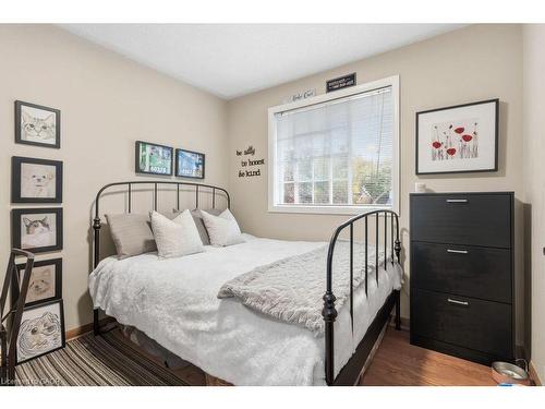 5119 Cherryhill Crescent, Burlington, ON - Indoor Photo Showing Bedroom