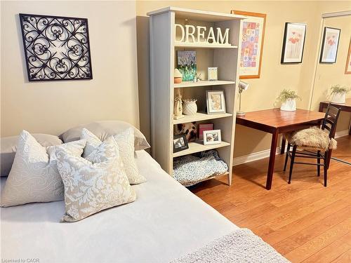 5119 Cherryhill Crescent, Burlington, ON - Indoor Photo Showing Bedroom