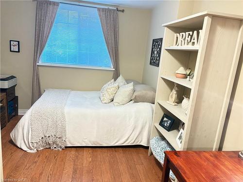 5119 Cherryhill Crescent, Burlington, ON - Indoor Photo Showing Bedroom