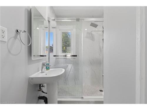 141 Ray Street N, Hamilton, ON - Indoor Photo Showing Bathroom