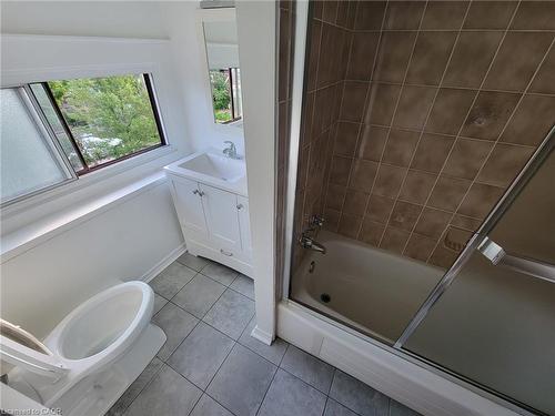 43 Barnesdale Avenue S, Hamilton, ON - Indoor Photo Showing Bathroom
