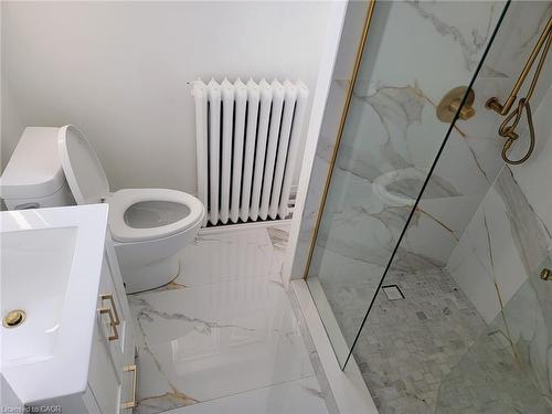 43 Barnesdale Avenue S, Hamilton, ON - Indoor Photo Showing Bathroom