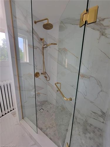 43 Barnesdale Avenue S, Hamilton, ON - Indoor Photo Showing Bathroom