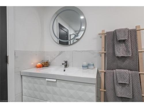 48 Frederick Avenue, Hamilton, ON - Indoor Photo Showing Bathroom