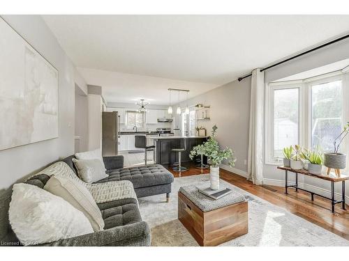 19 National Drive, Stoney Creek, ON - Indoor Photo Showing Living Room