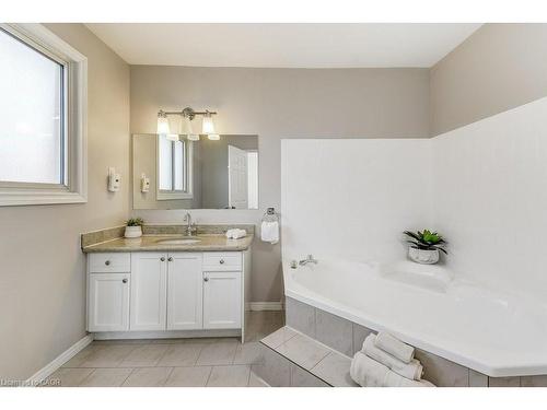 19 National Drive, Stoney Creek, ON - Indoor Photo Showing Bathroom