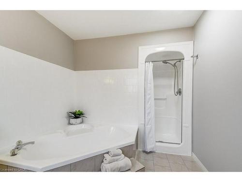 19 National Drive, Stoney Creek, ON - Indoor Photo Showing Bathroom