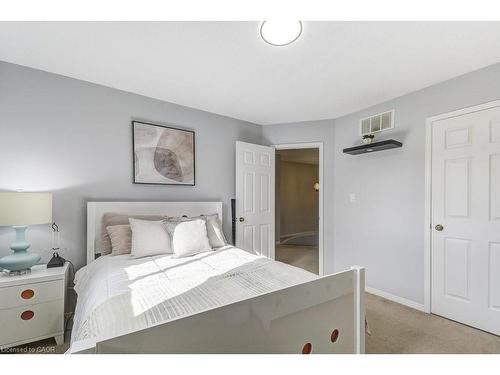 19 National Drive, Stoney Creek, ON - Indoor Photo Showing Bedroom