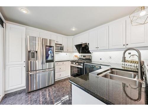 302 Conservation Drive, Waterloo, ON - Indoor Photo Showing Kitchen With Double Sink