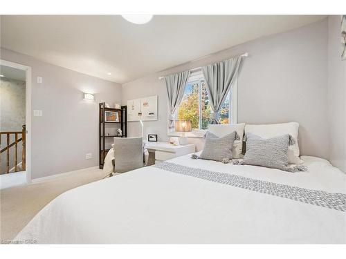 302 Conservation Drive, Waterloo, ON - Indoor Photo Showing Bedroom