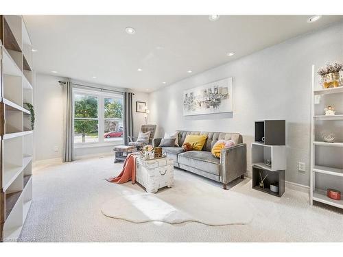 302 Conservation Drive, Waterloo, ON - Indoor Photo Showing Living Room