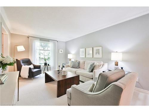 206 Rossmore Boulevard, Burlington, ON - Indoor Photo Showing Living Room