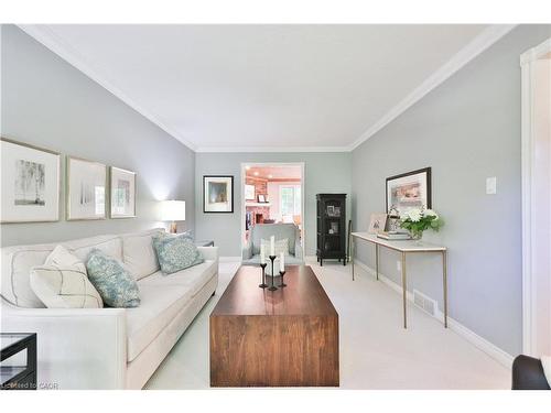 206 Rossmore Boulevard, Burlington, ON - Indoor Photo Showing Living Room