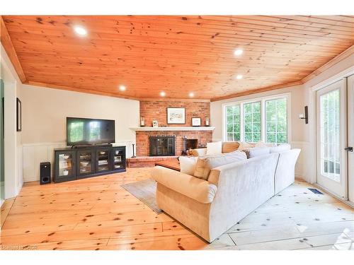 206 Rossmore Boulevard, Burlington, ON - Indoor Photo Showing Living Room With Fireplace