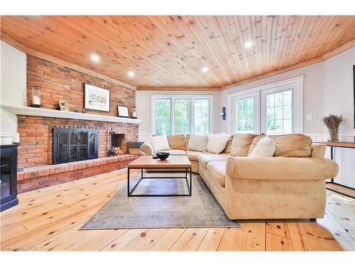 206 Rossmore Boulevard, Burlington, ON - Indoor Photo Showing Living Room With Fireplace