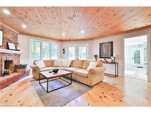 206 Rossmore Boulevard, Burlington, ON - Indoor Photo Showing Living Room With Fireplace
