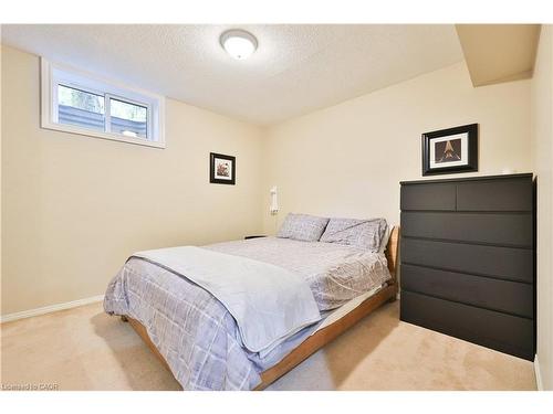 206 Rossmore Boulevard, Burlington, ON - Indoor Photo Showing Bedroom
