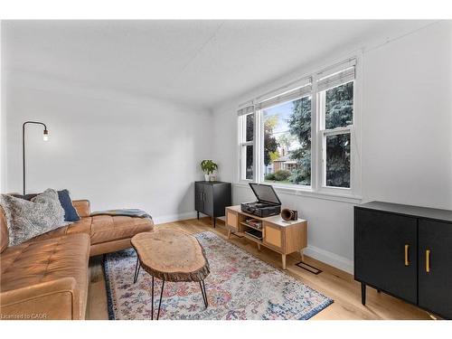 191 East 11Th Street, Hamilton, ON - Indoor Photo Showing Living Room