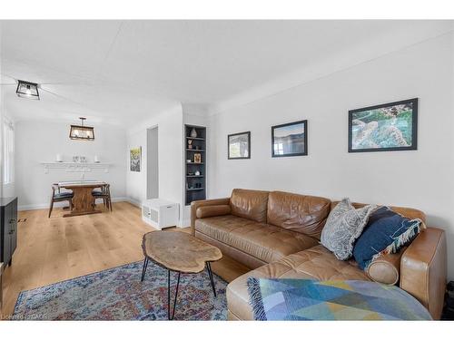 191 East 11Th Street, Hamilton, ON - Indoor Photo Showing Living Room