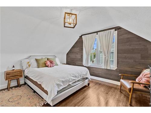 191 East 11Th Street, Hamilton, ON - Indoor Photo Showing Bedroom