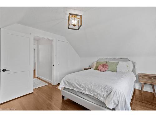 191 East 11Th Street, Hamilton, ON - Indoor Photo Showing Bedroom
