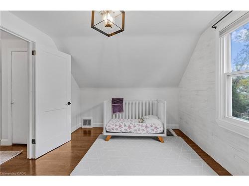 191 East 11Th Street, Hamilton, ON - Indoor Photo Showing Bedroom